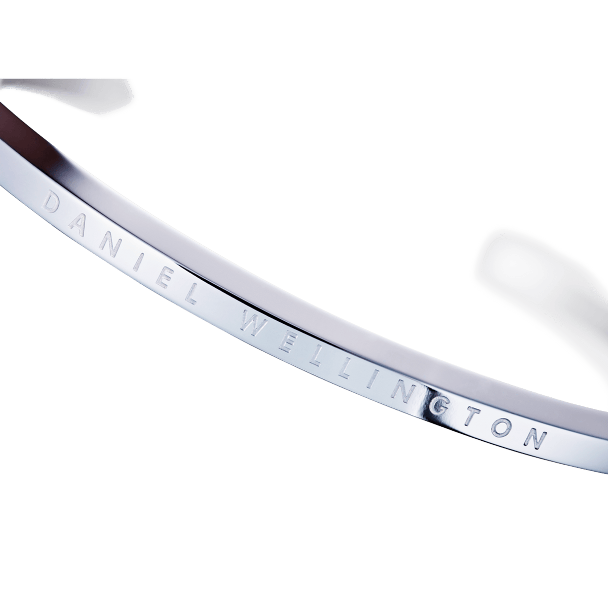 Classic Valentine Bracelet Silverの側面に刻印されたDaniel Wellingtonのブランド名を接写した写真です。ポリッシュシルバーの鏡面仕上げが光を反射し、細身のカフデザインが上品な存在感を際立たせています。