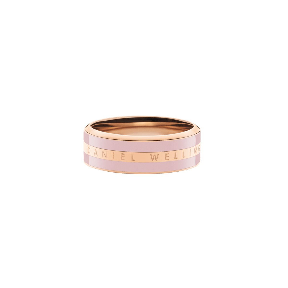 Emalie Ring Cherry Blossomを斜め上から撮影した製品画像です。淡いチェリーブロッサムピンクのエナメルラインが上下にあしらわれ、中央のローズゴールド部分にはDaniel Wellingtonのロゴが浮かび上がるデザインがお楽しみいただけます。