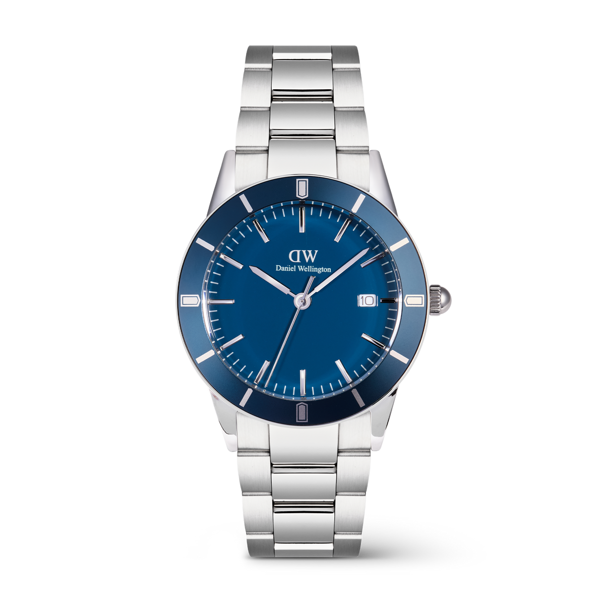 Daniel WellingtonのIconic Paradigma Link Blue Enamelです。ブルーエナメルのベゼルとダイヤルにシルバーのインデックスが映え、3時位置にはデイト窓を配しています。3リンク構造のステンレススチールブレスレットが特徴のメンズモデルです。