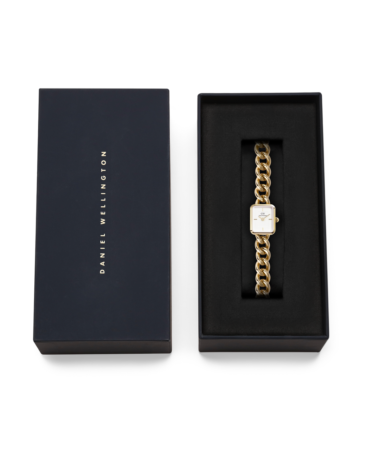 ダークネイビーのブランドボックスに収められたJolie Chain Goldのギフトパッケージです。蓋にはDaniel Wellingtonのロゴがゴールドで刻印され、ブラックのクッショニングの上にゴールドチェーンのブレスレットウォッチが丁寧にセットされています。贈り物にぴったりの上質な仕上がりです。