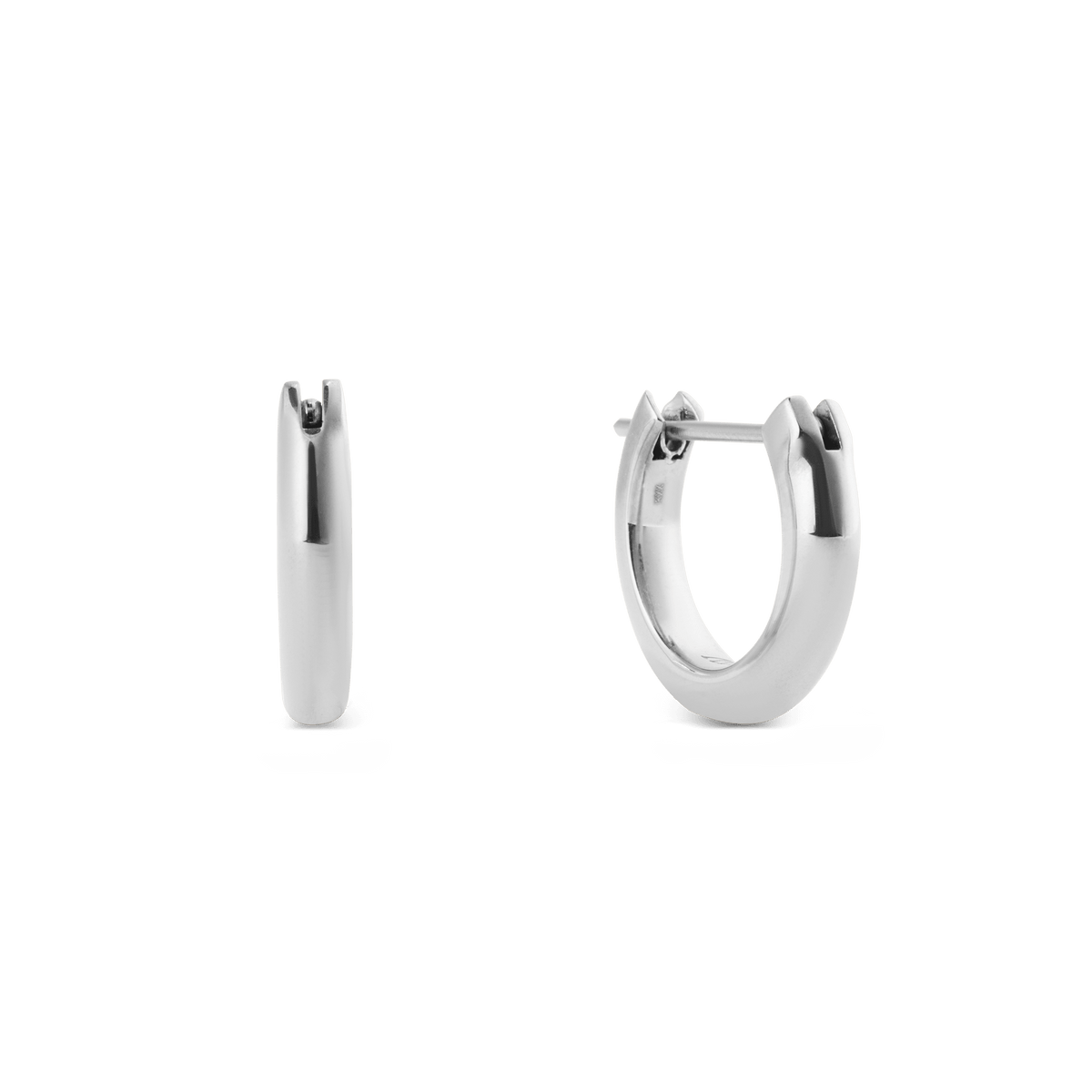 ダニエルウェリントンのArch Earrings Silver 9mmを白背景で正面と側面から撮影した商品画像です。ポリッシュ加工のシルバーが滑らかに光を反射し、丸みを帯びたアーチ型のフープとピンクの留め具部分がはっきりと確認できます。