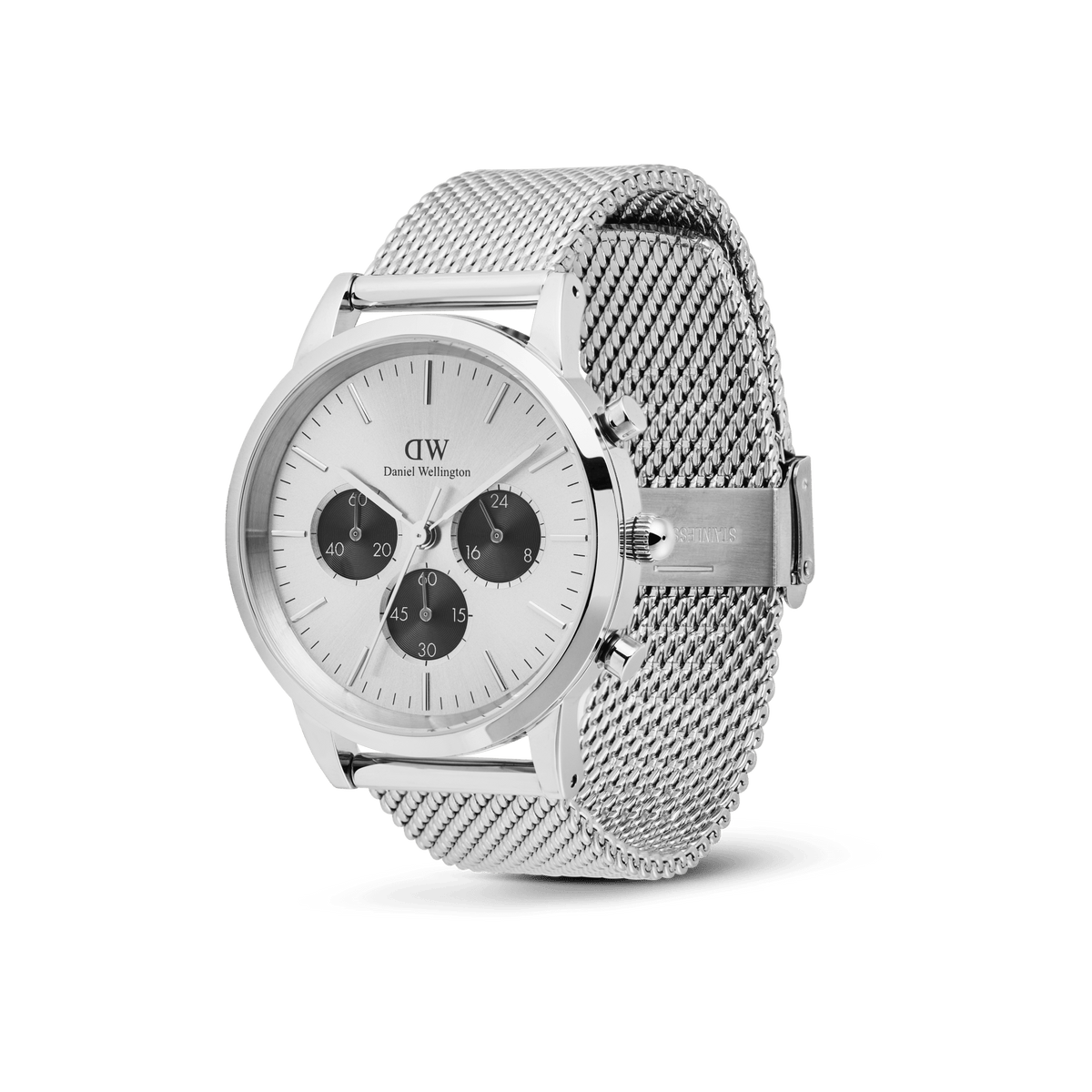 シルバーのメッシュベルトを斜め横から捉えた「Iconic Chronograph Mesh Silver」の商品画像です。細やかな編み込みやクラスプのディテール、ケースサイドに配されたクロノグラフプッシャーやリューズの立体感が際立つ構図となっています。