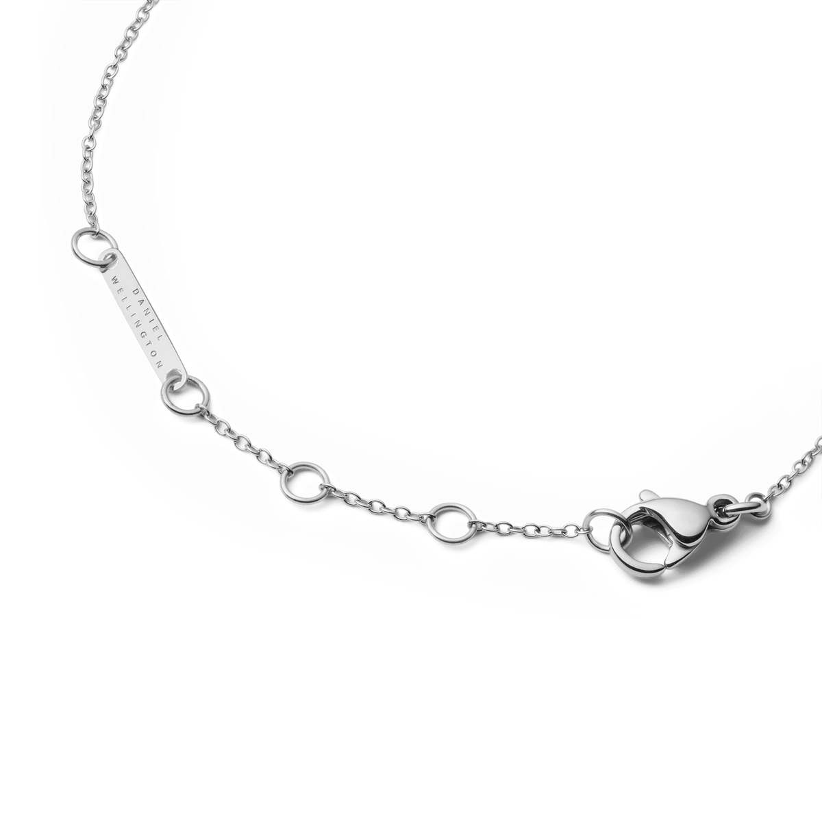Audrey Bracelet Malachite Silverの留め具部分には、Daniel Wellingtonの刻印が入ったシルバープレート、サイズ調整用のリング、そしてフラットに収まるロブスタークラスプが施されています。