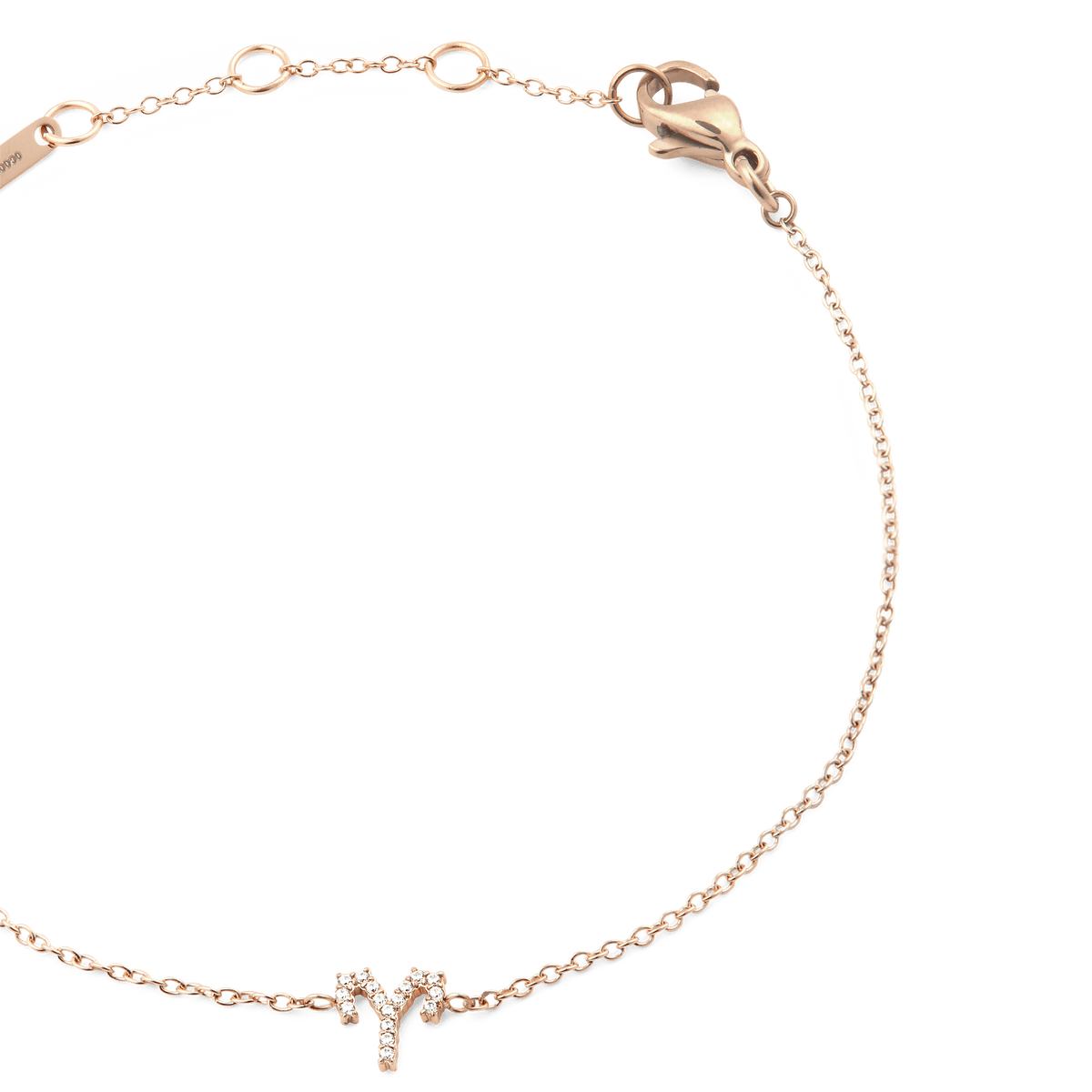 おひつじ座をモチーフにしたクリスタルチャームとローズゴールドチェーンのディテールを捉えた「Crystal Zodiac Chain Bracelet Rose Gold」の接写画像です。ロブスタークラスプやアジャスターリングの丁寧な仕上げとともに、爪留めされたクリスタルが描く牡羊座のラインが美しく映えています。
