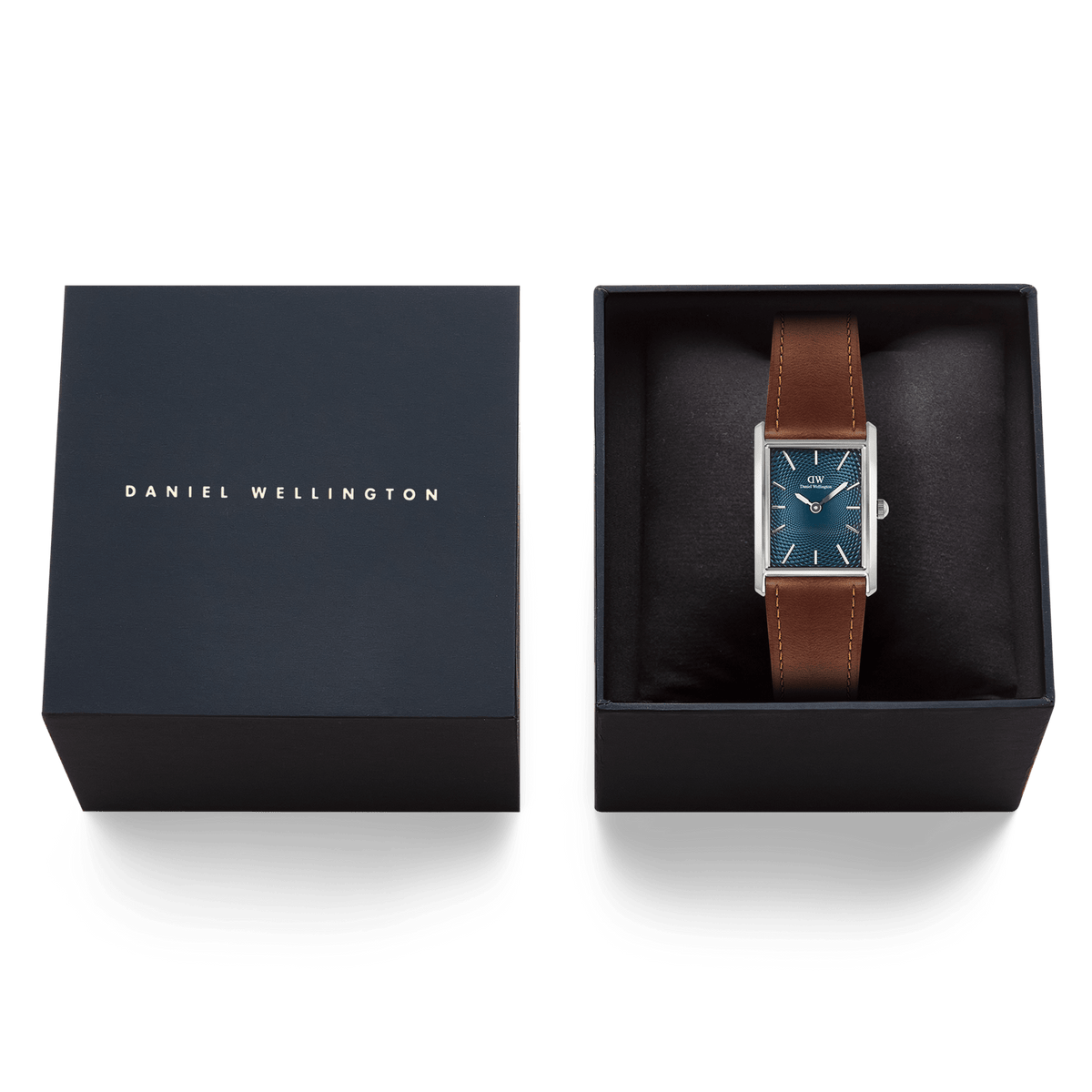 ダニエルウェリントンのギフトボックスに収められたBound Light Brown Arctic Guilloché Silverの画像です。箔押しのブランドロゴが施された蓋と、黒いクッショニングの上にセットされたアークティックブルーの文字盤を持つスクエア型腕時計が並び、贈り物にぴったりの上品なパッケージングが確認できます。