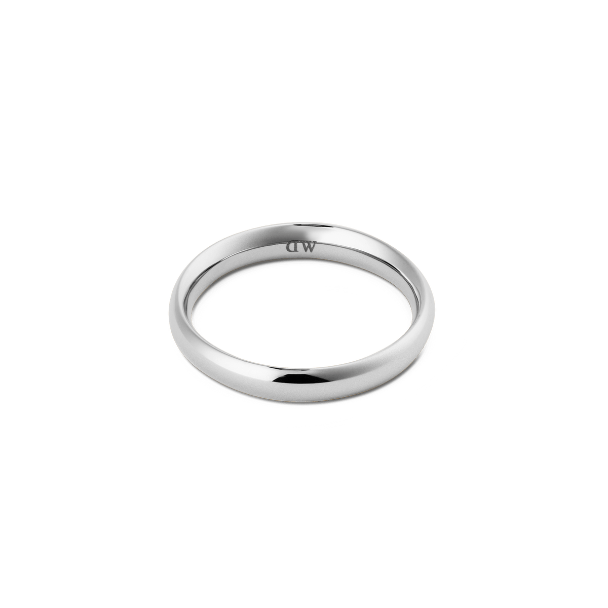 Arch Ring Silver 3.5mmをやや上から見た商品写真です。丸みを帯びたアーチ型のシルエットと、内側に刻印されたDaniel Wellingtonのロゴが確認できます。