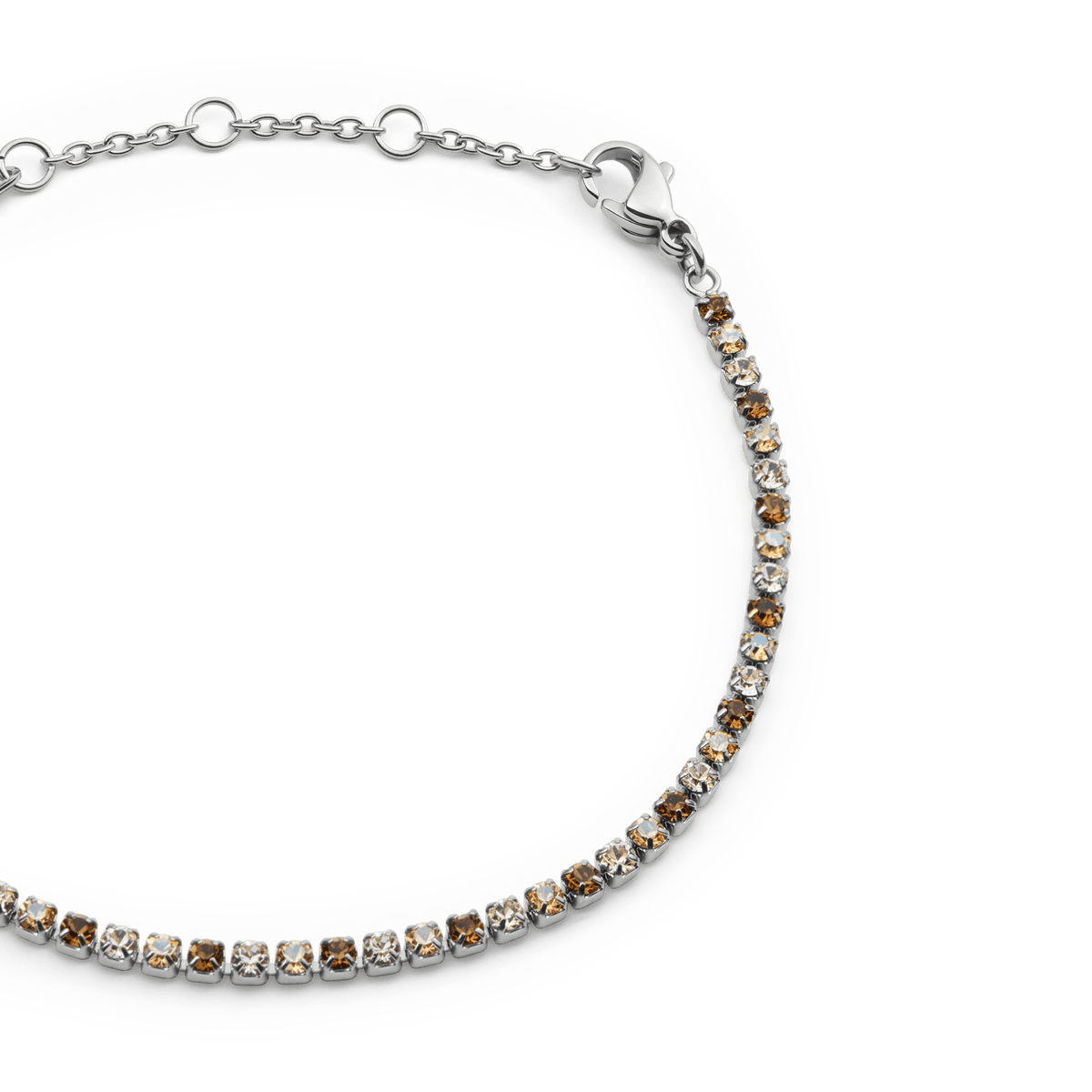 Classic Tennis Bracelet Honey Combo Silverのクリスタル部分をクローズアップした画像です。爪留めされたハニーカラーとクリアのプレシオサ・クリスタルが交互に連なり、シルバーチェーンの延長部分やロブスタークラスプの細部まで確認できます。