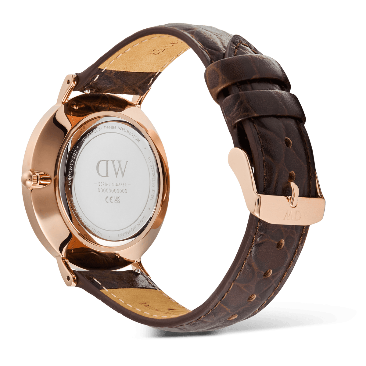 Daniel Wellington Classic Roman Numerals Dateの裏蓋側を撮影した画像です。ローズゴールドのケースバックにはブランドロゴやシリアルナンバーの刻印が施されており、ダークブラウンのクロコベリーレザーストラップにはローズゴールドのピンバックルとサイドステッチのディテールが確認できます。