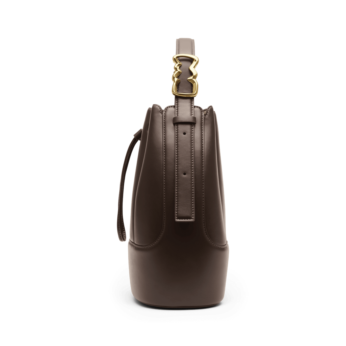 Daniel Wellington Lewis Bag Brownのサイドビュー。安定感のある丸みを帯びた底面から上部にかけて自然に絞られたバケツ型のフォルムが特徴で、ゴールドのウェーブ型バックルやハンドル接続部分のディテールが際立っています。