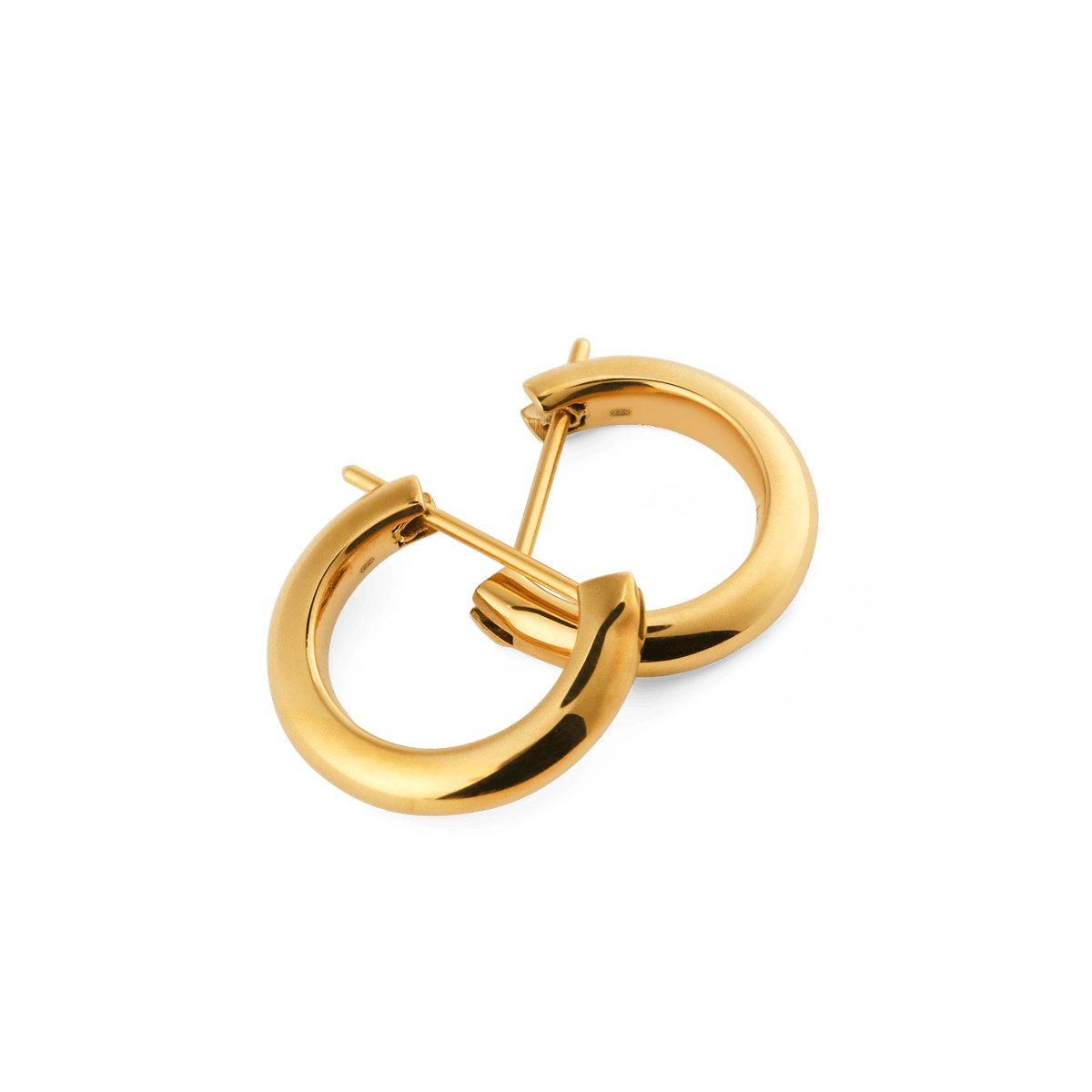 ダニエルウェリントンのArch Earrings Gold 9mmを重ねて撮影した接写画像です。ピンタイプの留め具構造がはっきりと確認でき、ポリッシュ仕上げのゴールド表面が光を美しく反射する質感が伝わります。