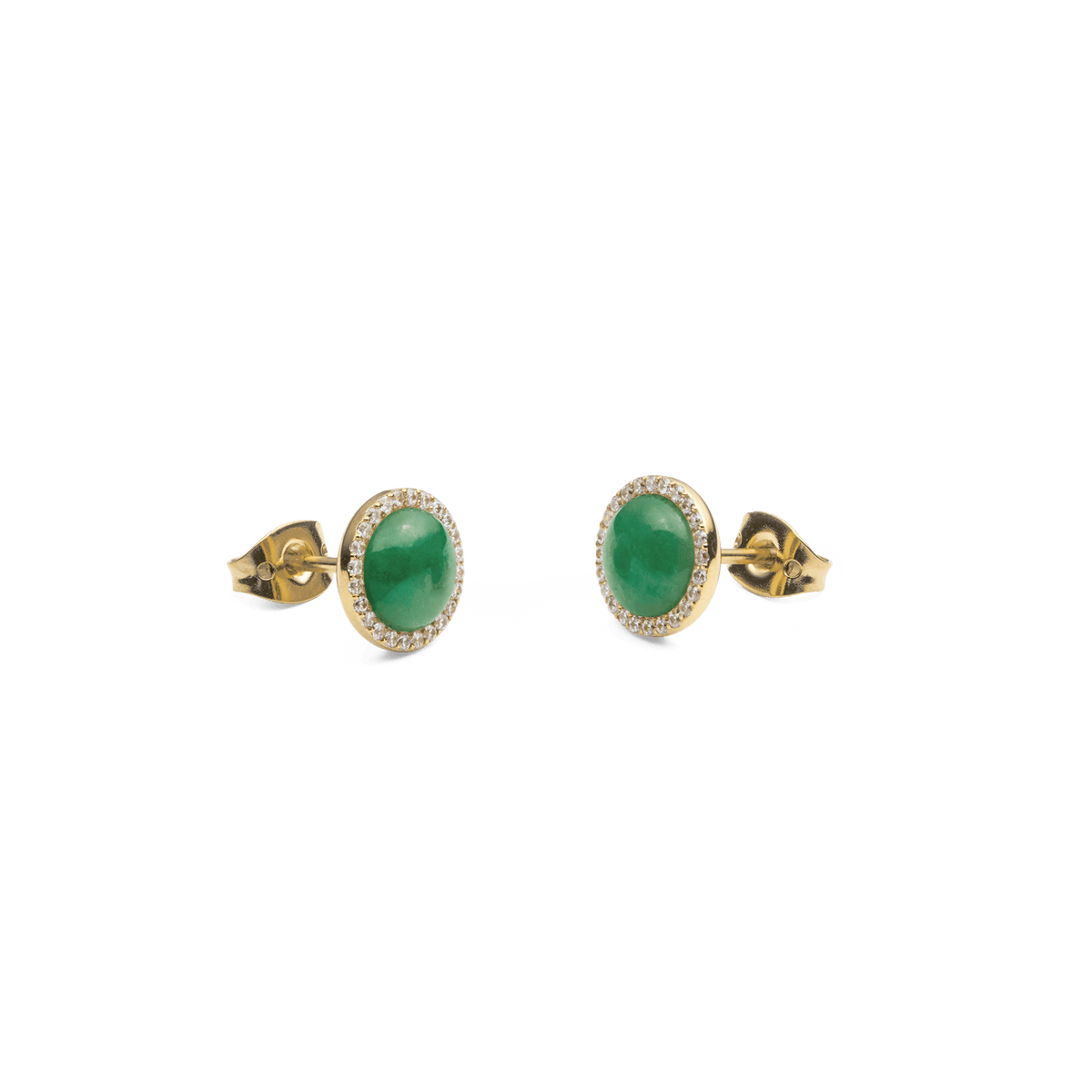 Audrey Earrings Jade Goldのペア全体をご覧いただけます。鮮やかなグリーンの翡翠を使用したドーム型カボションを、キュービックジルコニアのハローが彩り、バタフライキャッチの裏面も確認できます。