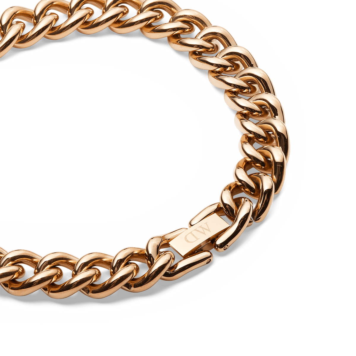 Chunky Chain Bracelet Rose Goldの留め具部分を斜め上から撮影した画像です。折り返し式のクラスプにはDWロゴが刻印されており、チェーンのラインに自然になじむデザインがご覧いただけます。