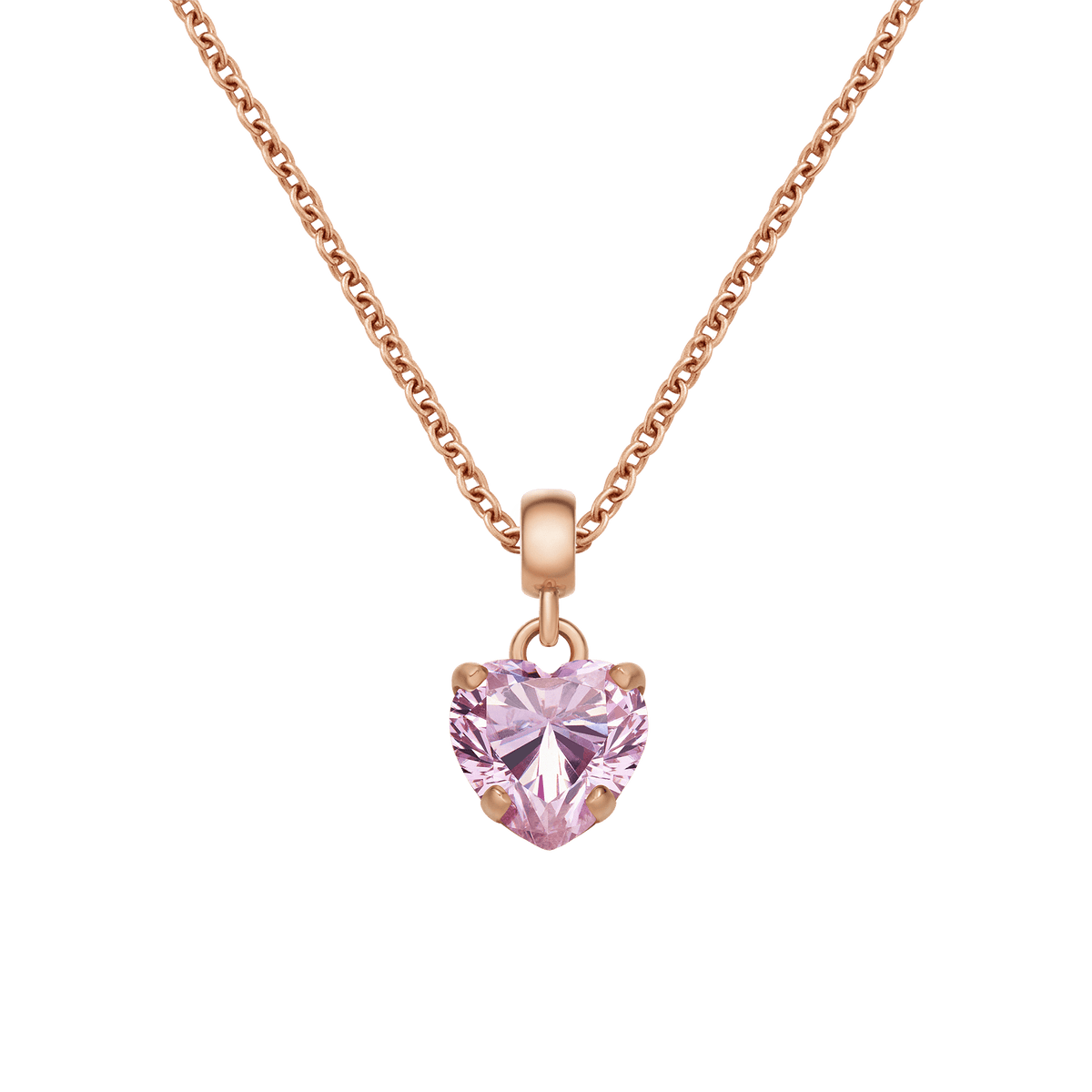 ローズゴールドのチェーンに通したDaniel Wellington Heart Pink Crystal Charmの全体像です。多面カットのピンククリスタルが光を反射して輝き、ネックレスとしてのスタイリングを演出します。