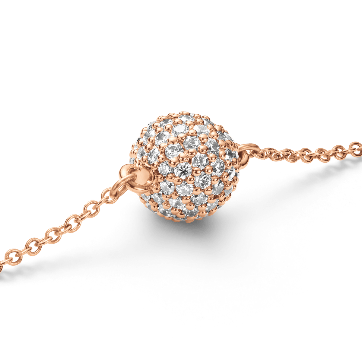 Pavé Crystal Pendant Bracelet Rose Goldのパヴェボール部分をクローズアップした画像です。ローズゴールドの爪でCZクリスタルが一粒ずつ丁寧にセッティングされ、光を受けて繊細な輝きを放ちます。
