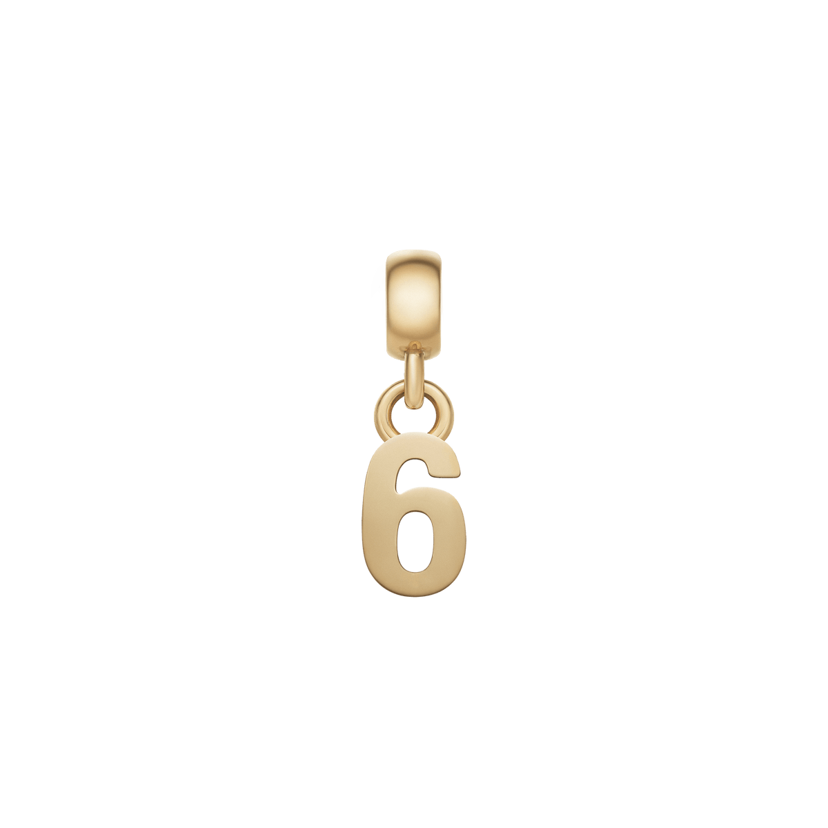 白背景に映えるDaniel WellingtonのNumber Charm Gold「6」。ゴールドメッキを施したステンレススチール素材が上品な光沢を放ち、上部のベイルと丸カンでつながるシンプルなデザインです。