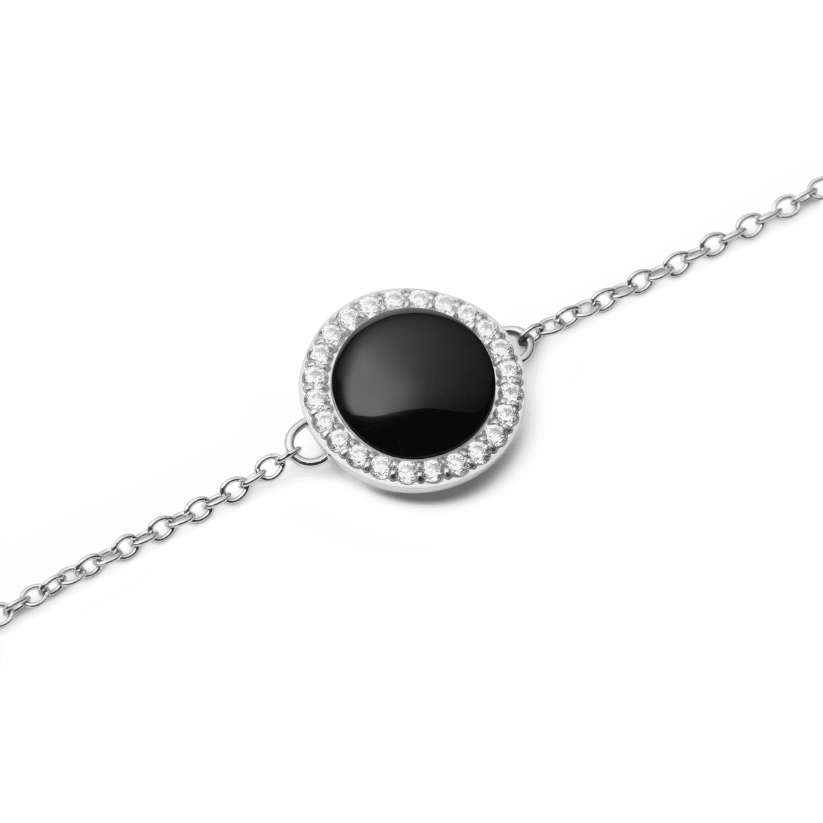Audrey Bracelet Black Agathe Silverのチャーム部分をクローズアップした写真です。ドーム型にカットされた黒メノウの艶やかな表面と、それを取り囲むホワイトキュービックジルコニアの繊細な輝き、そしてシルバーチェーンの細部まで確認できます。