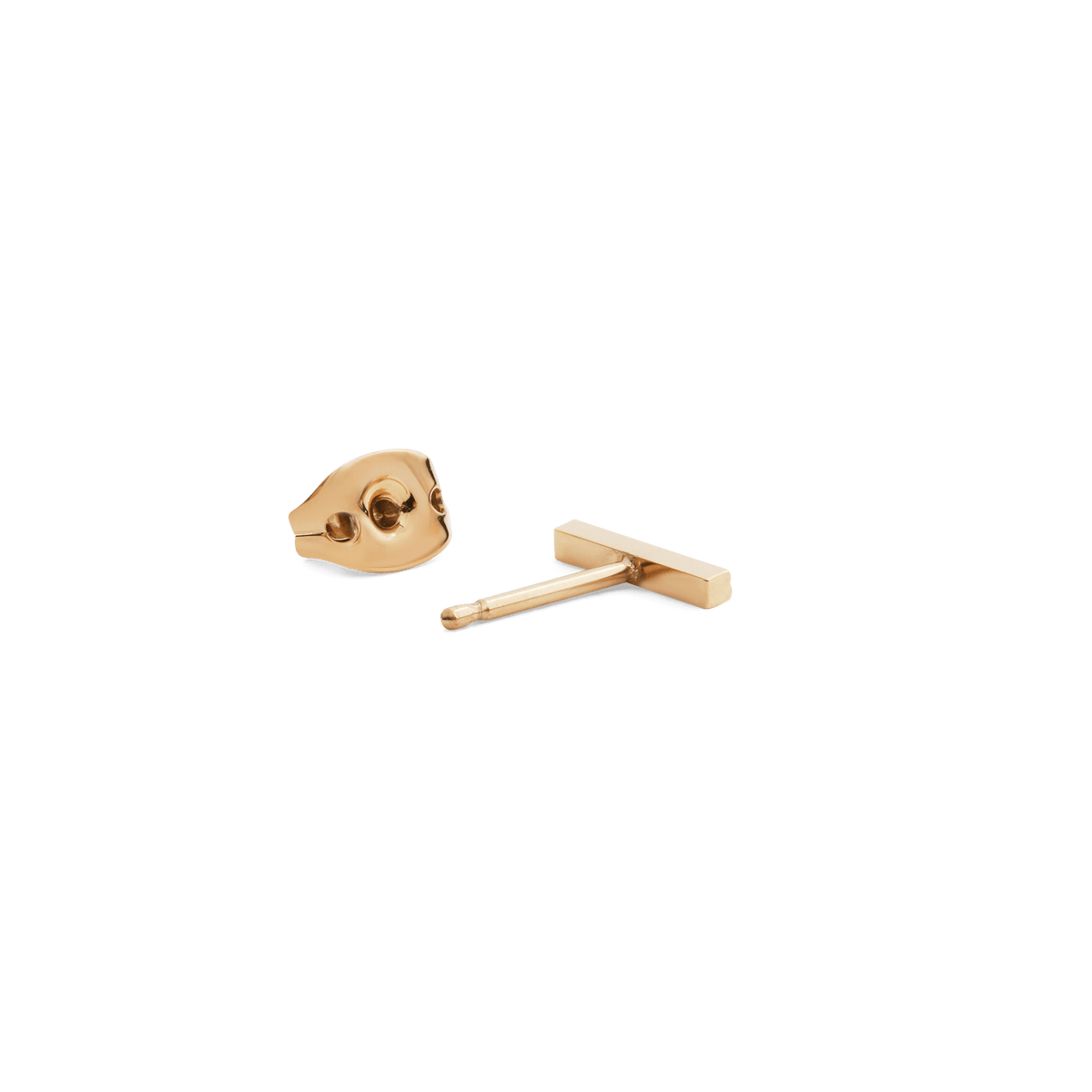 ゴールドPVD仕上げのバー型スタッドピアス「Crystal Bar Stud Gold」を裏側から見たアングルです。ポストとバタフライキャッチの構造がよくわかるディテール写真です。