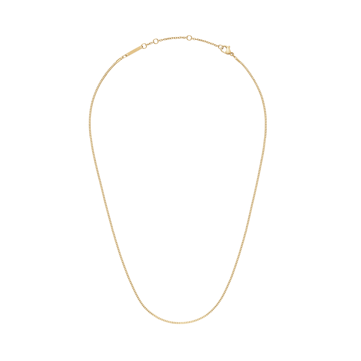 Daniel Wellington Box Chain Necklace Gの全体像です。白い背景に、細身のゴールドカラーのボックスチェーンが輪の状態で置かれており、留め具やアジャスター部分の細部まで確認できます。