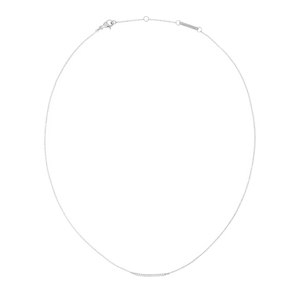 ダニエルウェリントン Mirelle Eternity Necklace Silverの全体像です。細身のシルバーチェーンの中央に、ホワイトキュービックジルコニアを一列にあしらったクリスタルバーが配されています。ロブスタークラスプと、長さ調節用のエクステンションチェーンも付属しています。