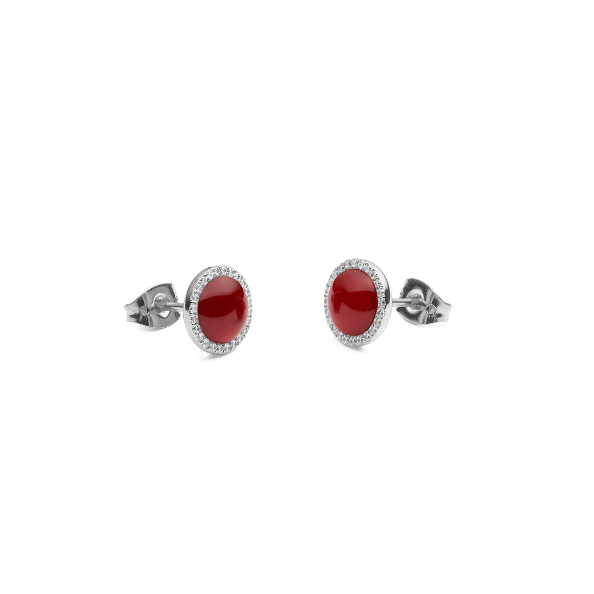 Audrey Earrings Red Agathe Silverのペア画像です。艶やかな赤メノウのカボションをキュービックジルコニアのハローが囲み、バタフライキャッチの裏側が確認できるアングルとなっています。