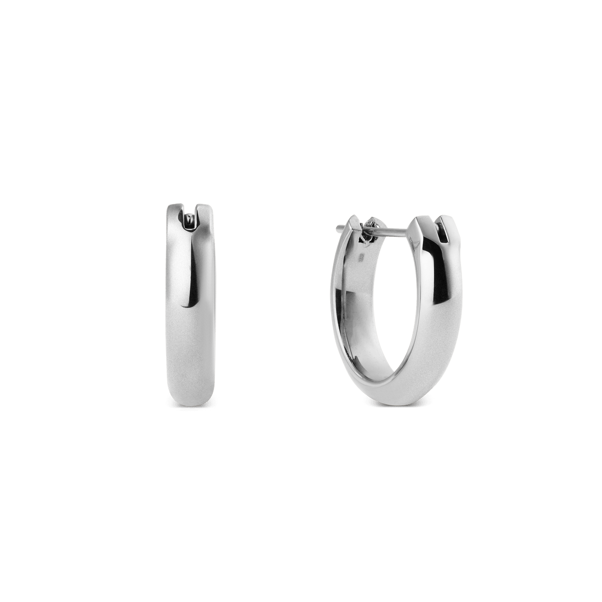 Daniel Wellington Arch Earrings Silverを白背景で正面と側面から撮影した商品画像です。ポリッシュ仕上げのシルバーカラーが柔らかな光を反射し、丸みを帯びたアーチ型フープとピン式の留め具がはっきりと確認できます。