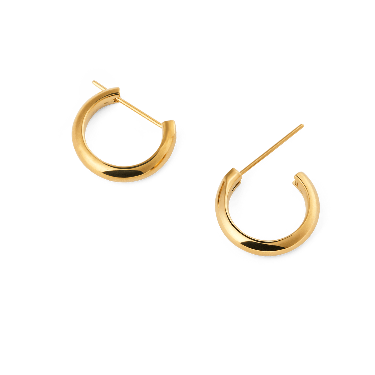 ダニエルウェリントンのArch Earrings Gold 12mmをさまざまな角度から撮影した商品写真です。ポストとアーチ型の立体的なフォルム、ゴールドの美しい輝きが白い背景に映えます。