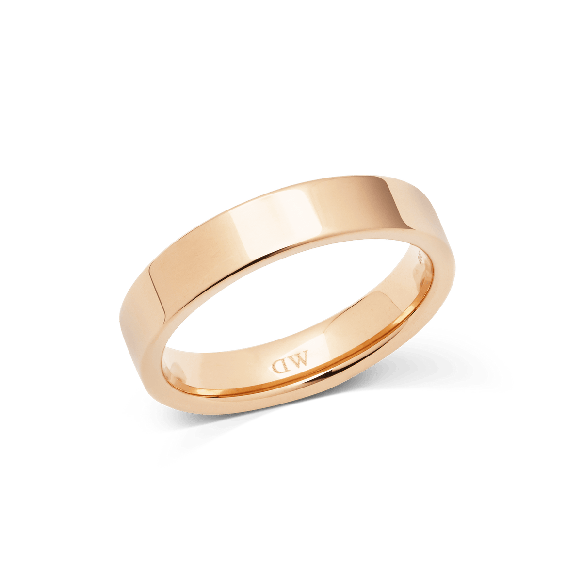 Daniel Wellington Line Ring Polished Rose Goldの商品画像。幅4.5mmのフラットバンドにポリッシュ仕上げを施したローズゴールドリングです。直線的なエッジと滑らかな表面が特徴で、内側にはブランドロゴの刻印が入っています。