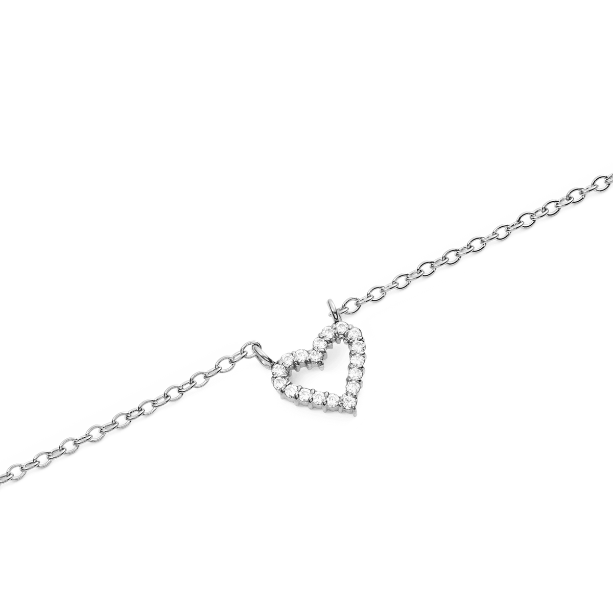 Mirelle Heart Necklaceのオープンハートペンダントをクローズアップ。シルバーチェーンにつながれたハートの輪郭に沿って、ホワイトキュービックジルコニアが一粒ずつセットされています。