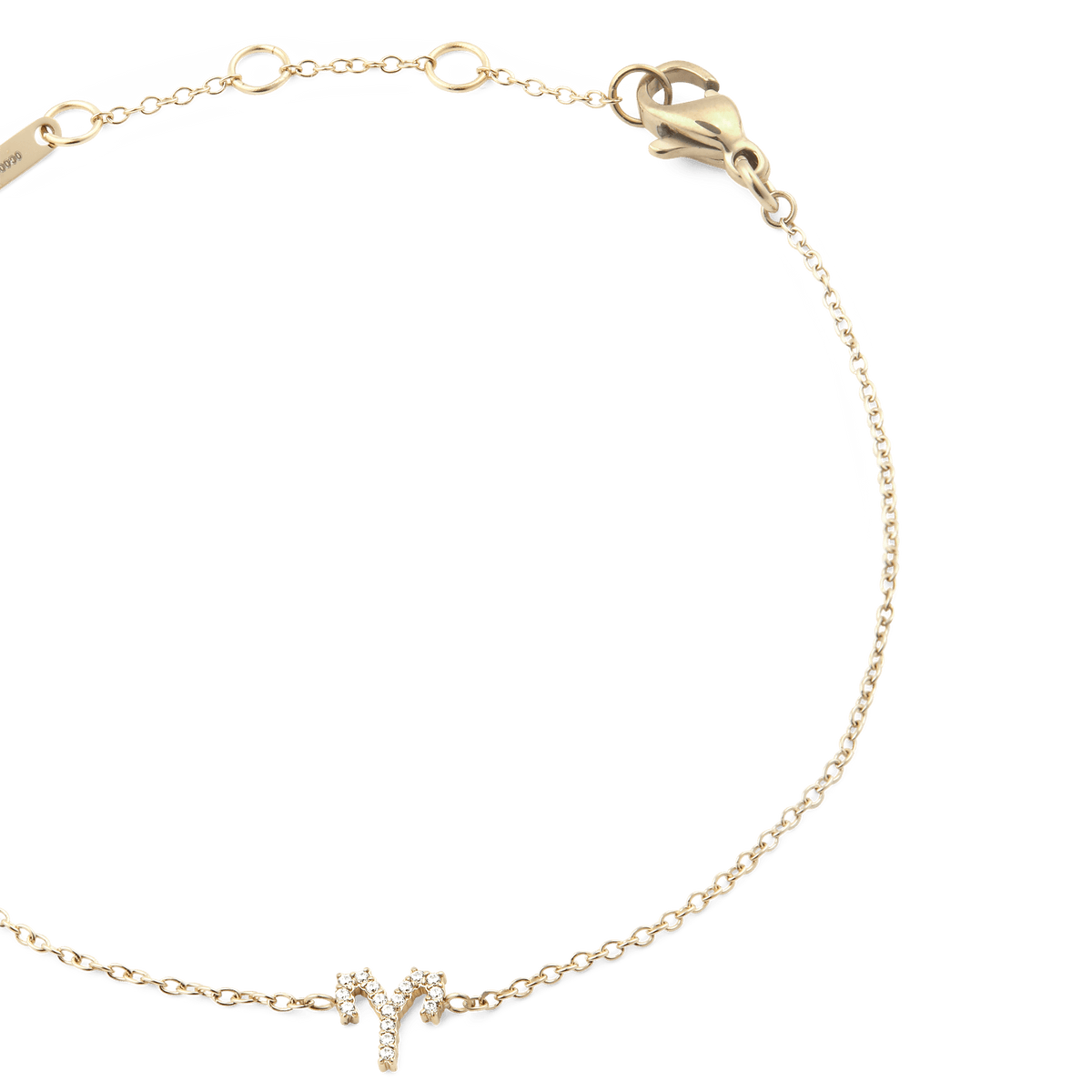クリスタルZodiac Chain Bracelet Goldの牡羊座モデルをクローズアップで撮影した写真です。ゴールドチェーンにあしらわれたクリスタルの牡羊座モチーフや、ロブスタークラスプ、アジャスターリングの細部までご確認いただけます。