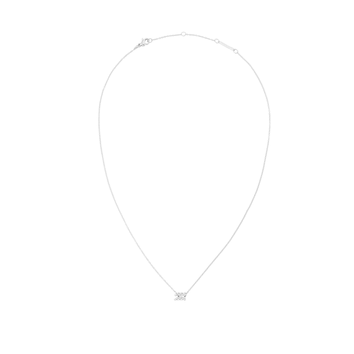 白背景で撮影した、みずがめ座モチーフのCrystal Zodiac Chain Necklace Silverの全体画像です。細やかなシルバーチェーンが自然なドレープを描き、中央下部にはクリスタルをあしらった小ぶりなみずがめ座のペンダントが配置されています。上部にはロブスタークラスプとアジャスターが付いています。
