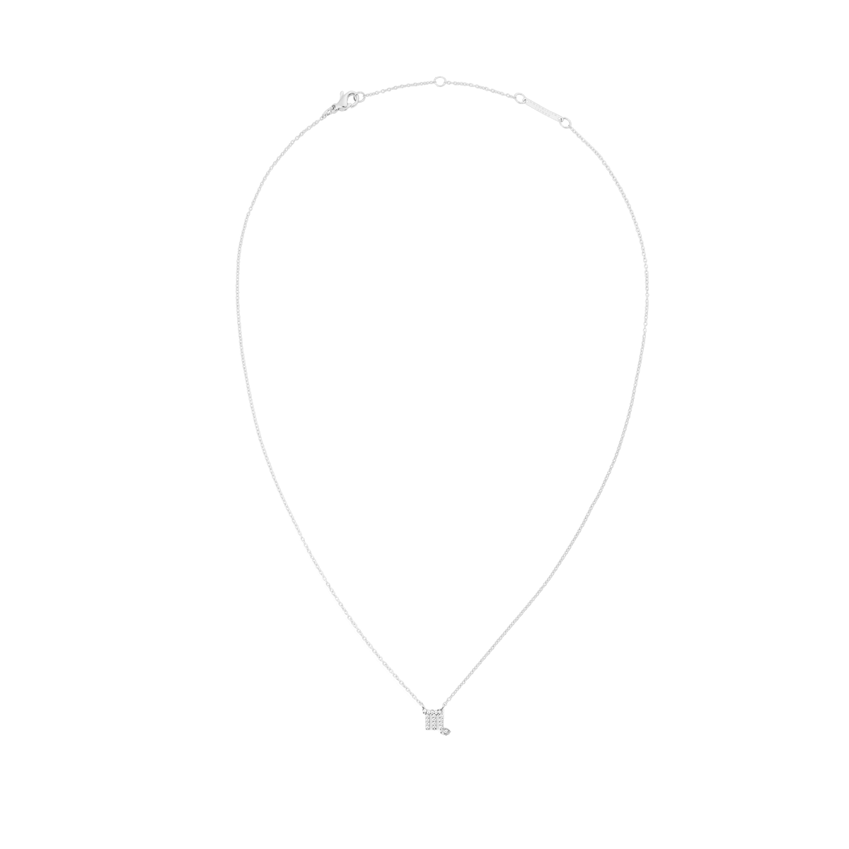 白背景で撮影した、さそり座モチーフのCrystal Zodiac Chain Necklace Silverの全体像です。繊細なシルバーチェーンが滑らかなループを描き、中央下部にはクリスタルをあしらったさそり座のペンダントが配置されています。上部にはロブスタークラスプとアジャスターチェーンが付いています。