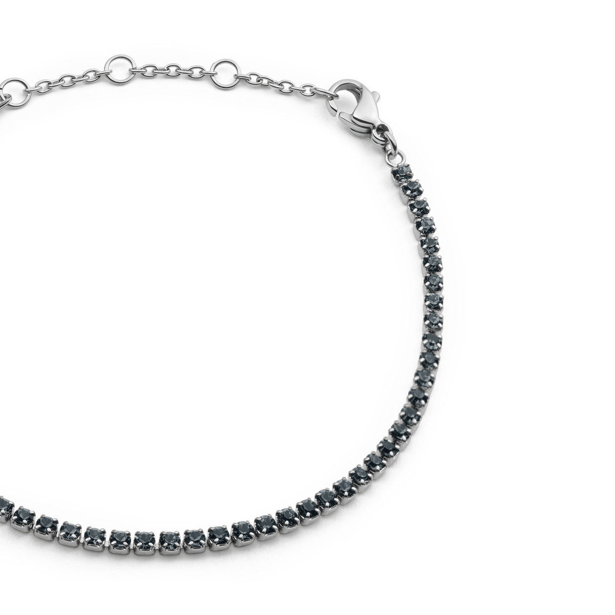 Classic Tennis Bracelet Nightfall Silverのクローズアップ画像です。ダークトーンのプレシオサクリスタルが一粒ずつ丁寧にセットされた細部の美しさや、シルバーチェーンのサイズ調節リング、ロブスタークラスプの構造がご覧いただけます。