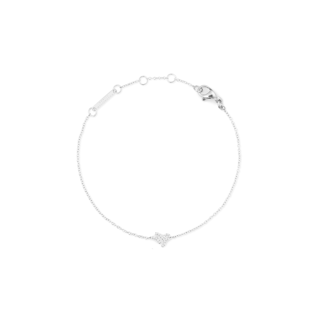 おひつじ座をモチーフにしたCrystal Zodiac Chain Bracelet Silverの真上からの全体画像です。細身のシルバーチェーンが円を描くように広がり、中央下部にはキュービックジルコニアであしらわれた牡羊座のシンボルが配置されています。上部にはアジャスター用のリングやブランドプレート、ロブスタークラスプが確認できます。