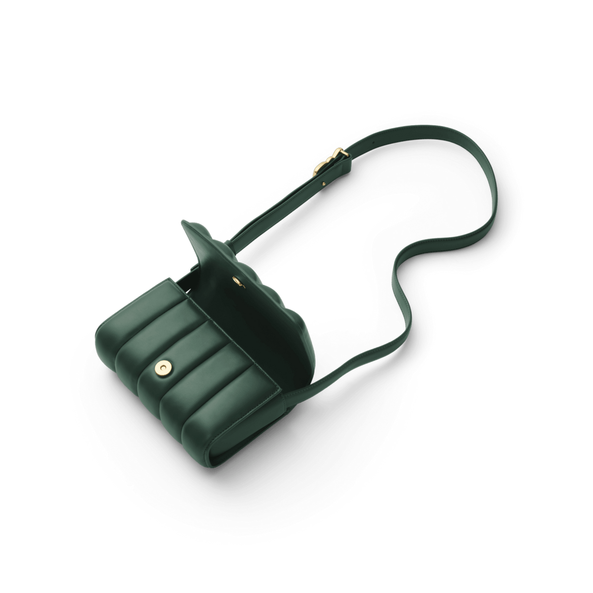 Daniel WellingtonのMini Sadie Bag Greenを上から撮影した俯瞰画像です。フラップを開いた状態で、マグネットボタンやバッグ本体の厚み、ゴールドの金具がついたショルダーストラップが緩やかに伸びている様子がご覧いただけます。