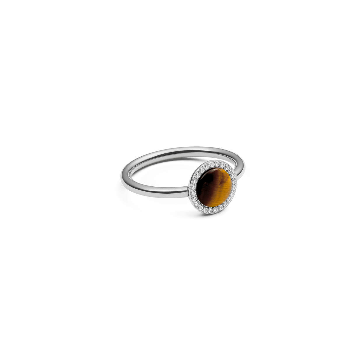 Audrey Ring Tiger Eye Silverを斜めから捉えた画像です。ドーム型のタイガーアイには深いブラウンと琥珀色の縞模様が浮かび、それを取り囲むキュービックジルコニアの繊細な輝きが際立ちます。