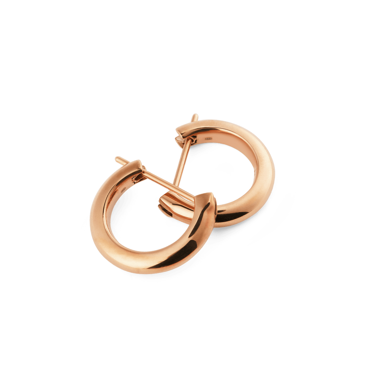 ダニエルウェリントン Arch Earrings Rose Gold 9mmのペアを重ねて斜めから撮影したクローズアップ画像です。光を受けて艶やかに輝くローズゴールドの丸みを帯びたフォルムと、ピンクの留め具部分が確認できます。