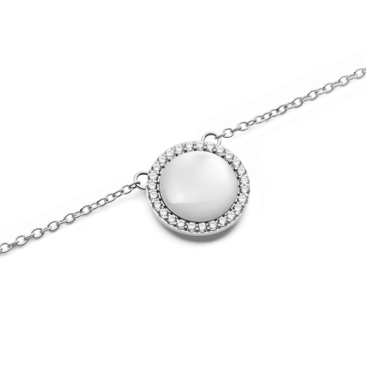 Audrey Necklace Mother of Pearl Silverのペンダント部分をクローズアップした写真です。ドーム型のマザーオブパールが柔らかな光を放ち、周囲を彩るホワイトキュービックジルコニアの繊細な輝きが引き立ちます。