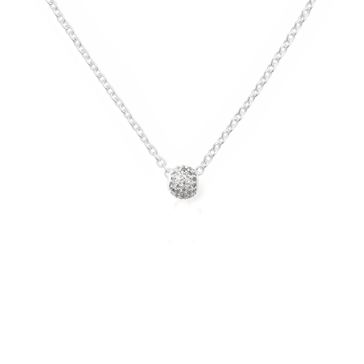 シルバーチェーンネックレスに通したDaniel WellingtonのPavé Orb White Crystalチャーム。ホワイトクリスタルをあしらった小さなオーブが、チェーンの中央で上品に輝きます。