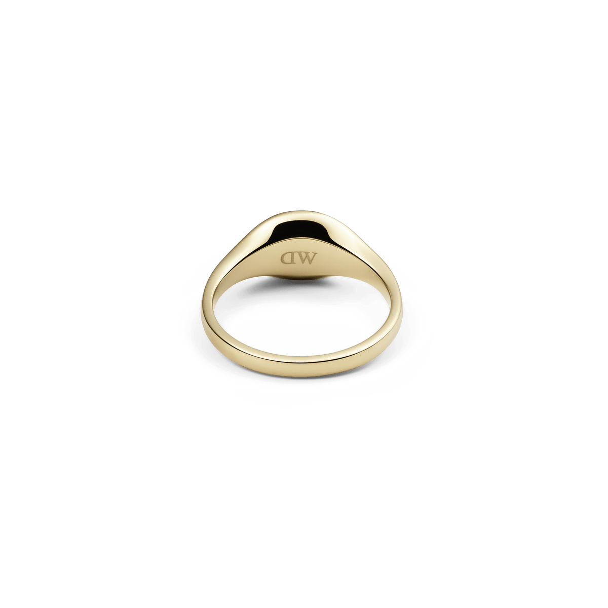 Classic Mini Signet Ring Goldの背面から撮影した商品画像です。リングの内側にはDaniel Wellingtonのロゴが刻印されており、アームからフェイスにかけて緩やかに広がるゴールドの立体的なフォルムが確認できます。