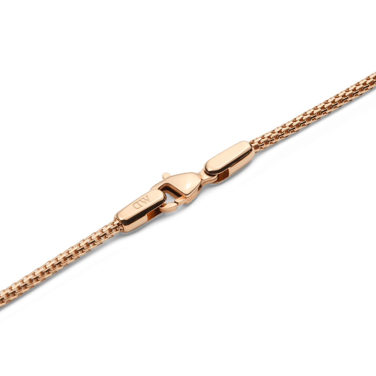 Tide Mesh Necklace Rose Gold 1.8のロブスタークラスプ部分をクローズアップした画像です。ローズゴールド仕上げの留め具にはDaniel Wellingtonのロゴが刻印されており、メッシュチェーンと一体感のある滑らかなデザインが特徴です。