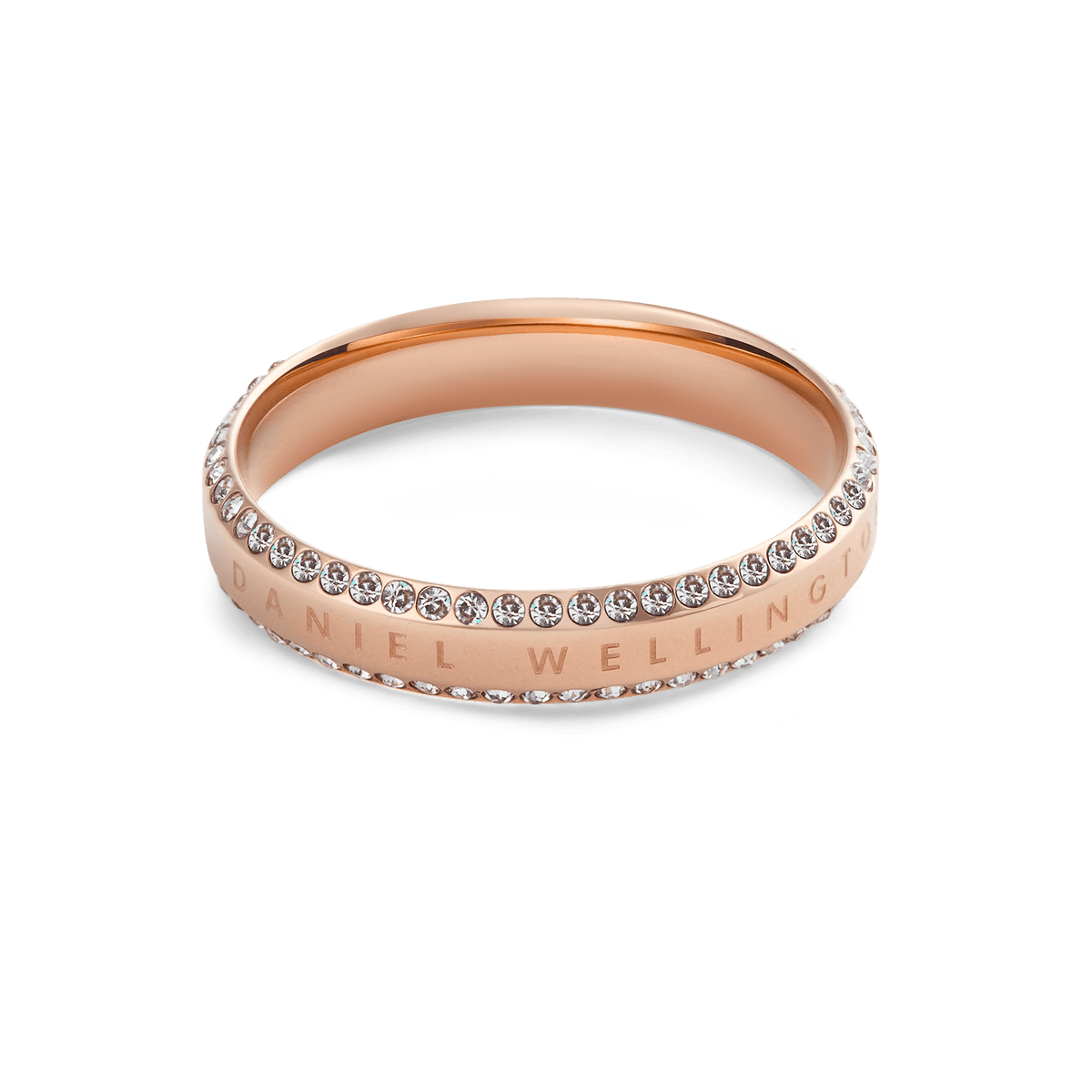 Daniel Wellington Classic Aura Duo Ring ローズゴールドをやや上から見た全体像です。リング中央に刻まれたDaniel Wellingtonのロゴと、その両側を彩るホワイトキュービックジルコニアの輝きが際立ちます。