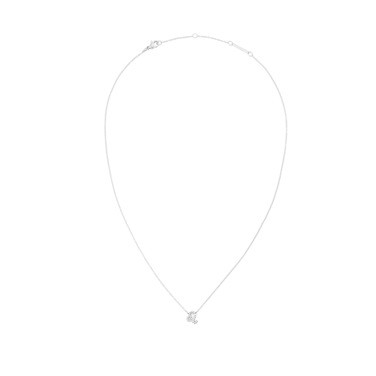 白背景に撮影された、しし座モチーフのCrystal Zodiac Chain Necklace Silverの全体画像です。繊細なシルバーチェーンが優美なループを描き、下部にはクリスタルであしらわれたしし座のペンダントトップが輝いています。ロブスタークラスプとアジャスターチェーンも確認できます。