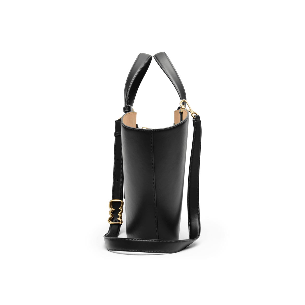 River Bag Blackのサイドビューです。バッグの奥行きや立体的なフォルムがわかるアングルで、調節可能なショルダーストラップにあしらわれたウェーブモチーフのゴールドバックルや、開口部からのぞくベージュの内装が確認できます。