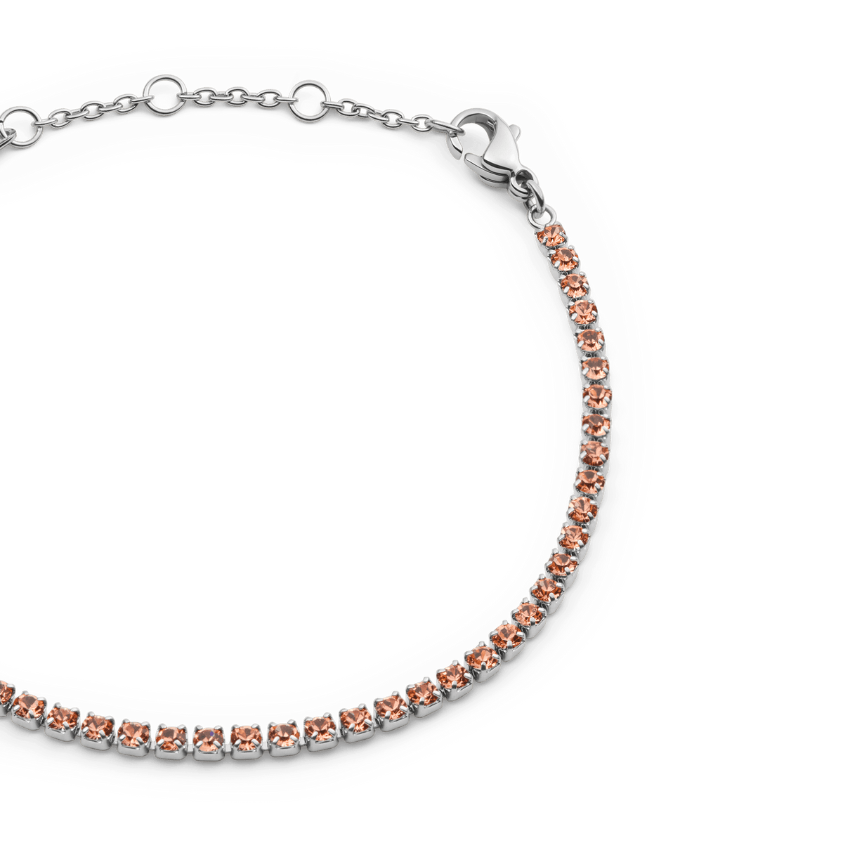 Classic Tennis Bracelet Apricot Silverのクローズアップ画像です。爪留めされたアプリコットカラーのプレシオサ・クリスタルの粒ひとつひとつと、シルバーチェーンのロブスタークラスプ部分の細部までご覧いただけます。