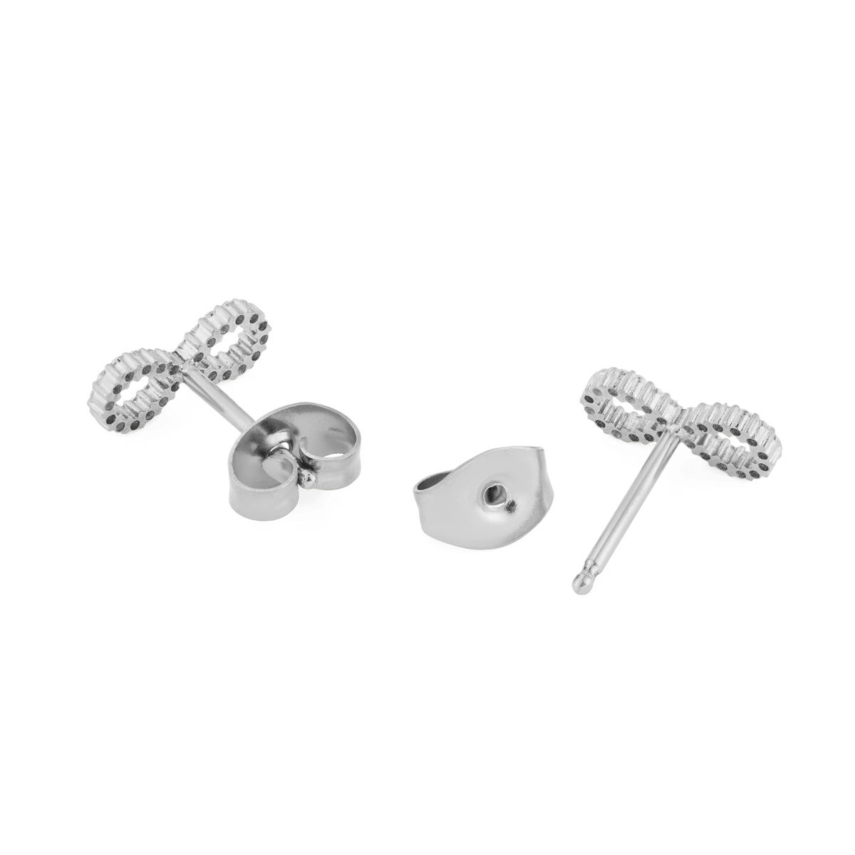Mirelle Infinity Earringsシルバーの背面構造を捉えたアングルです。ポストの長さやコンパクトなバタフライキャッチの形状が確認でき、軽やかな着け心地をイメージしやすい一枚となっています。
