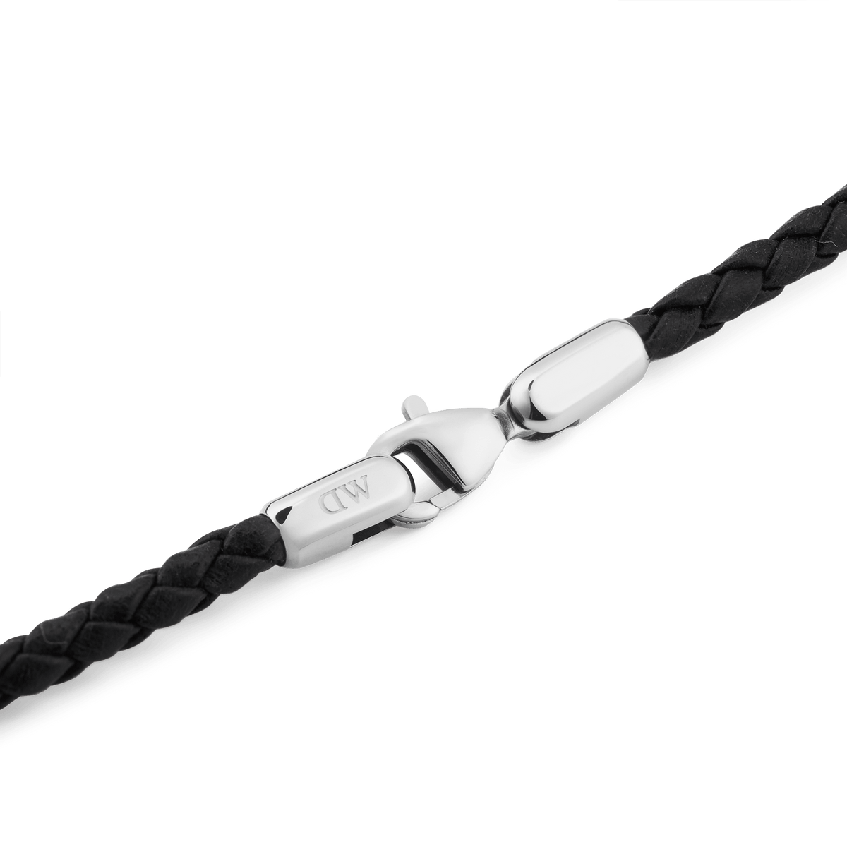 Daniel Braided Leather Bracelet Sheffield 2.8 Silverのシルバーロブスタークラスプ部分を拡大した画像です。鏡面仕上げのステンレススチール製金具にDWロゴが刻印されており、ブラックの編み込みレザーとの接続部分のディテールがご確認いただけます。