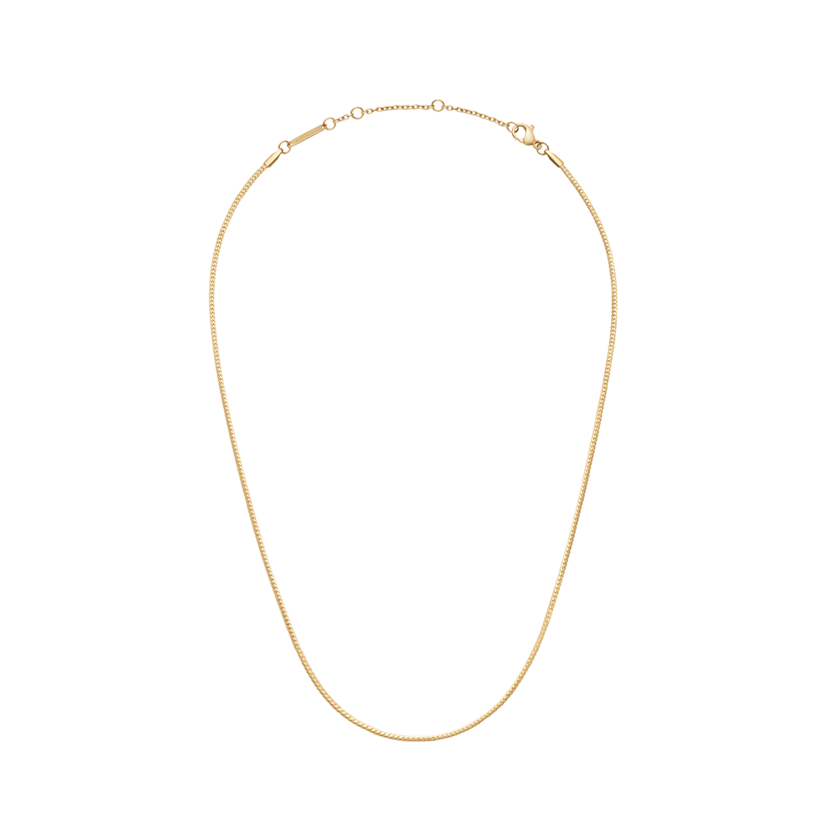 Daniel Wellington Flat Chain Necklace Gの全体像です。白い背景にゴールドのフラットチェーンネックレスが輪の形で置かれており、細身のチェーンラインとアジャスター付きのクラスプが確認できます。