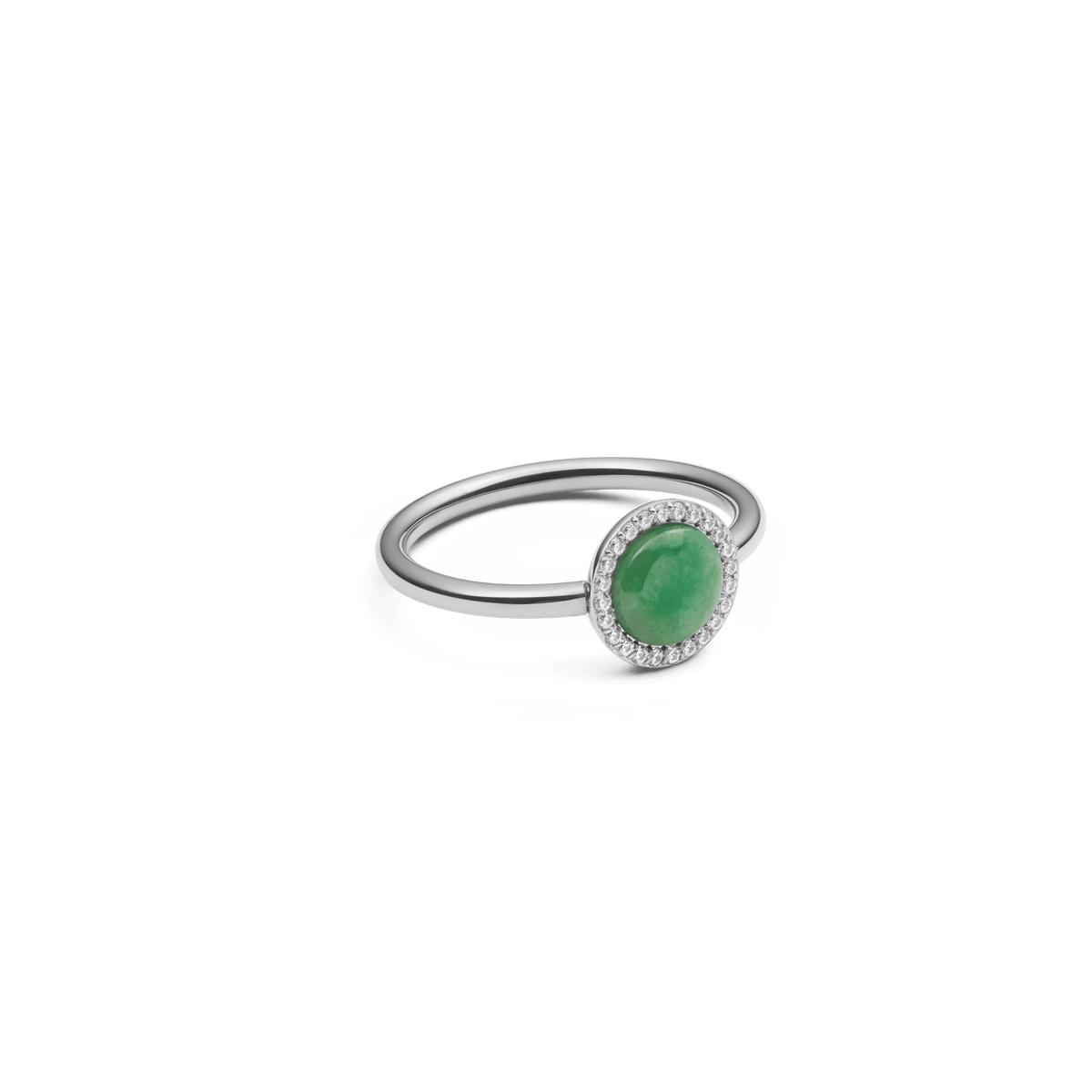 ダニエルウェリントン Audrey Ring Jade Silverを斜めから撮影した商品画像。ドーム型の翡翠が放つ透明感のあるグリーンと、周囲を彩るキュービックジルコニアの繊細な輝きが、白い背景に映える一枚です。