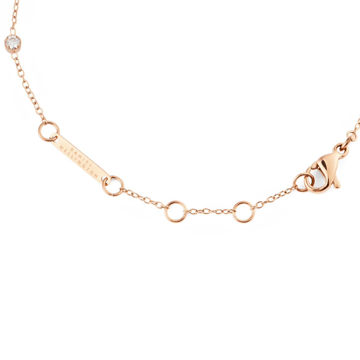 パールブレスレット Rose Goldのクラスプ部分をクローズアップした画像です。Daniel Wellingtonの刻印が施されたローズゴールドのプレート、長さ調節用のリング、ロブスタークラスプが確認でき、調整機構の細部までわかります。