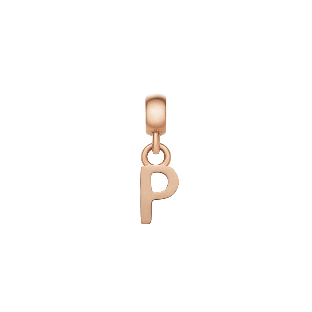 白い背景に映えるDaniel WellingtonのLetter Charm Rose Gold「P」。縦のラインと上部の丸みが調和した洗練されたフォルムで、ローズゴールドの上品な輝きがコンパクトなサイズに凝縮されています。